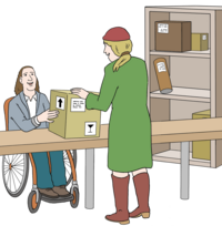 Ein Mann im Rollstuhl sitzt arbeitet bei der Post. Er nimmt ein Paket entgegen. Eine Frau mit Mantel und Stiefel bringt das Paket in die Post.