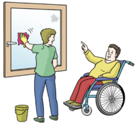 Eine Person putzt ein Fenster.  Eine andere Person sitzt daneben im Rollstuhl.  Sie sagt,  was die Person putzen soll.